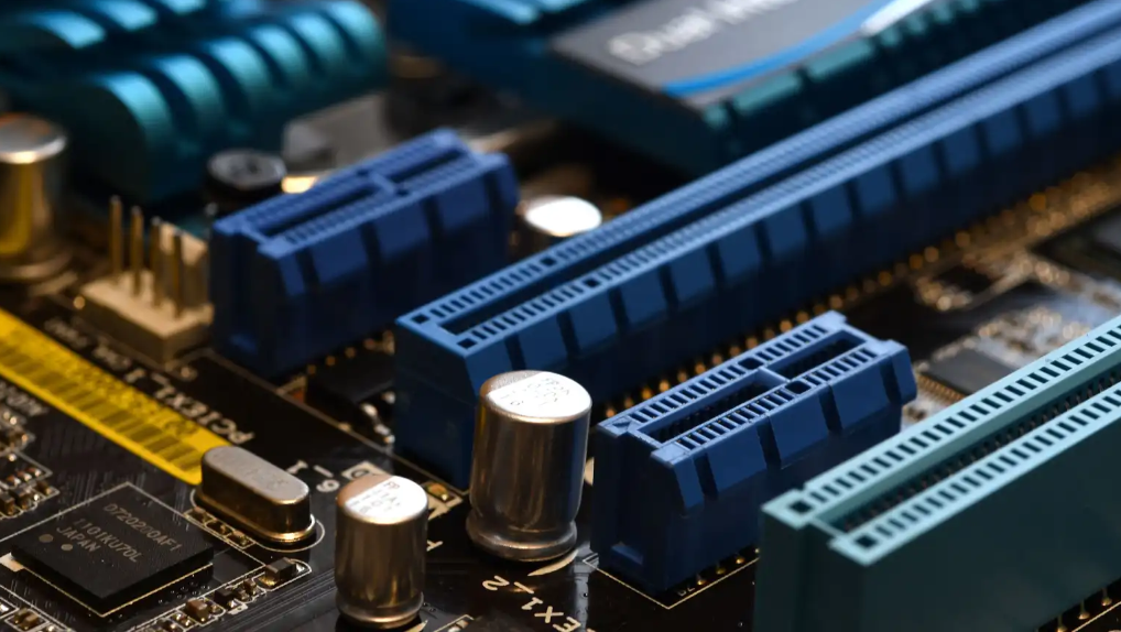 主板上的各种插槽详解: SATA、PCIe和M.2